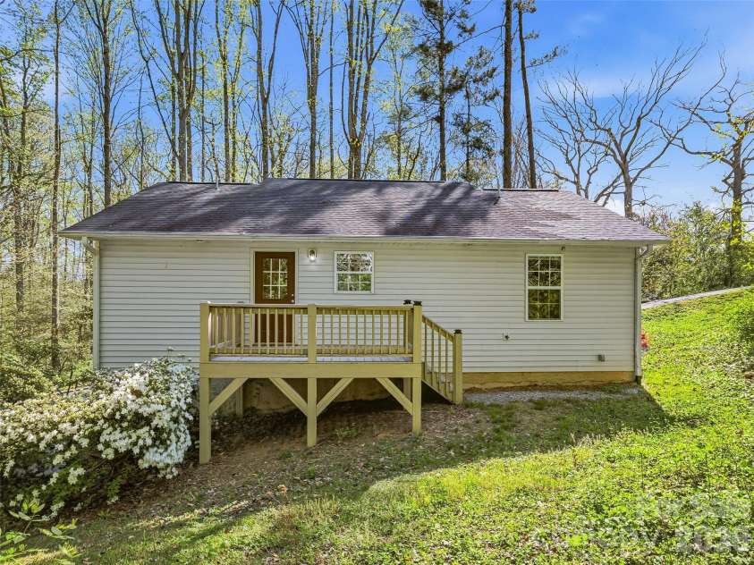 10 Lakewood Drive, Asheville, NC 28803.  MLS# CAR4370137, YatesRealty ID 17229. 
