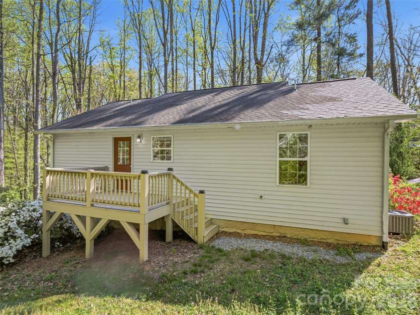 10 Lakewood Drive, Asheville, NC 28803.  MLS# CAR4370137, YatesRealty ID 17229. 