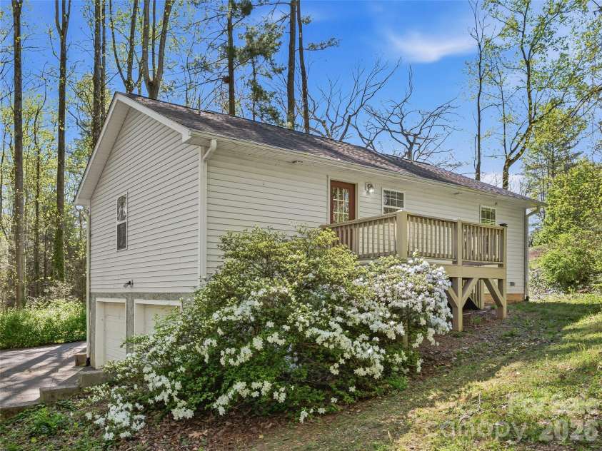 10 Lakewood Drive, Asheville, NC 28803.  MLS# CAR4370137, YatesRealty ID 17229. 