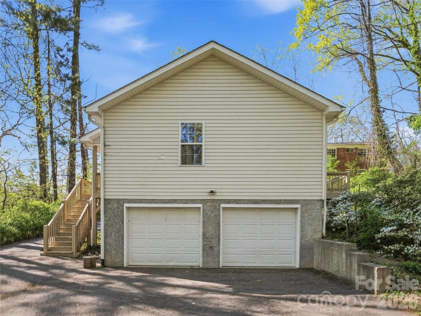 10 Lakewood Drive, Asheville, NC 28803.  MLS# CAR4370137, YatesRealty ID 17229. 