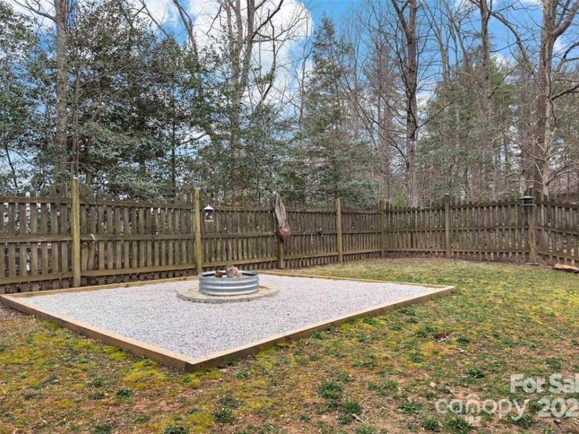 2691 Laurel Pointe Drive, Morganton, NC 28761.  MLS# CAR4314404, YatesRealty ID 1723. 