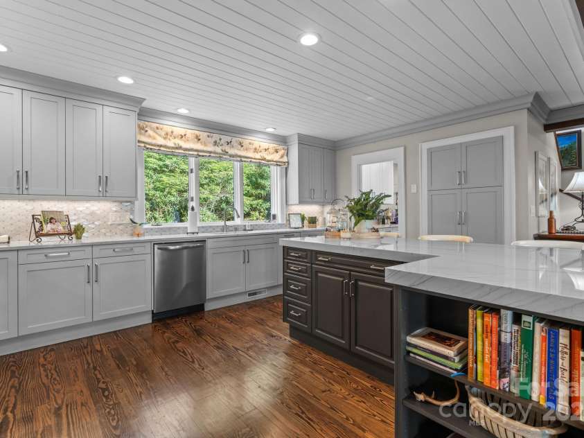108 View Way, Highlands, NC 28741.  MLS# CAR4265498, YatesRealty ID 17231. 