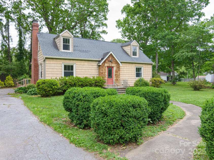 114 Eastwood Avenue, Swannanoa, NC 28778.  MLS# CAR4261055, YatesRealty ID 17232. 