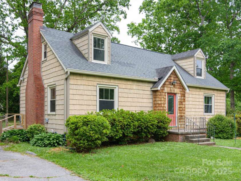 114 Eastwood Avenue, Swannanoa, NC 28778.  MLS# CAR4261055, YatesRealty ID 17232. 