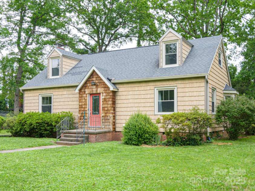 114 Eastwood Avenue, Swannanoa, NC 28778.  MLS# CAR4261055, YatesRealty ID 17232. 