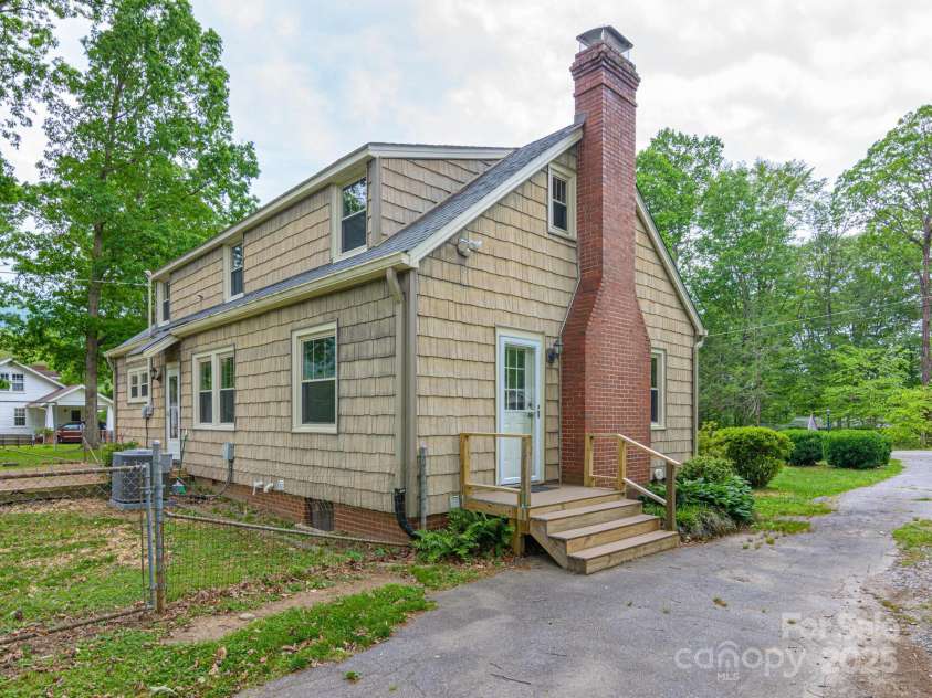 114 Eastwood Avenue, Swannanoa, NC 28778.  MLS# CAR4261055, YatesRealty ID 17232. 