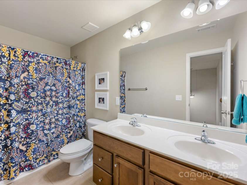 6619 Hermsley Road, Charlotte, NC 28278.  MLS# CAR4264114, YatesRealty ID 17234. Full Bathroom Hallway