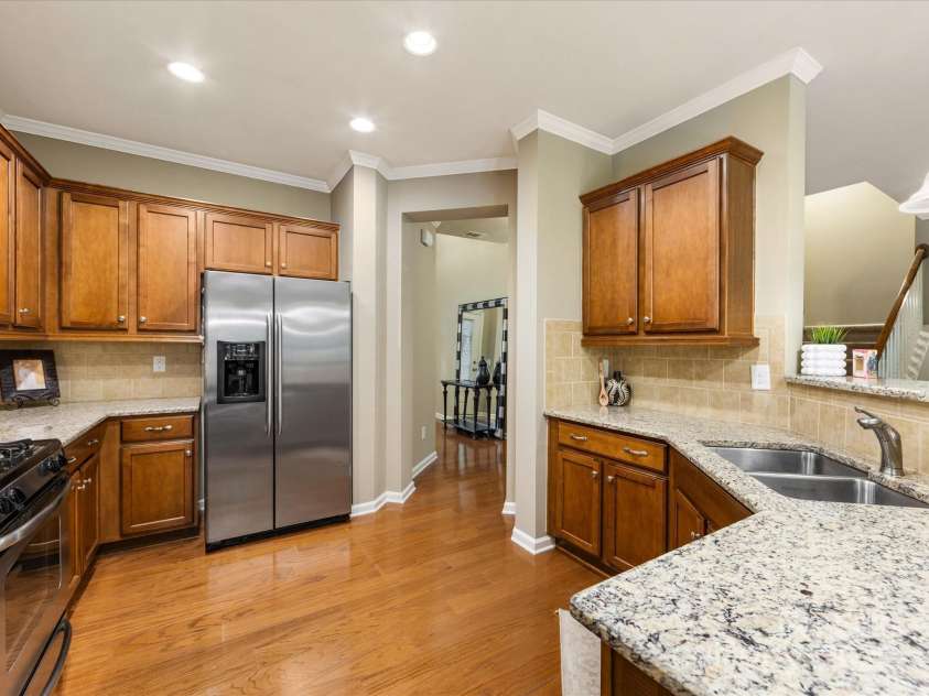 6619 Hermsley Road, Charlotte, NC 28278.  MLS# CAR4264114, YatesRealty ID 17234. Kitchen w/Pantry and Granite, SS appliances