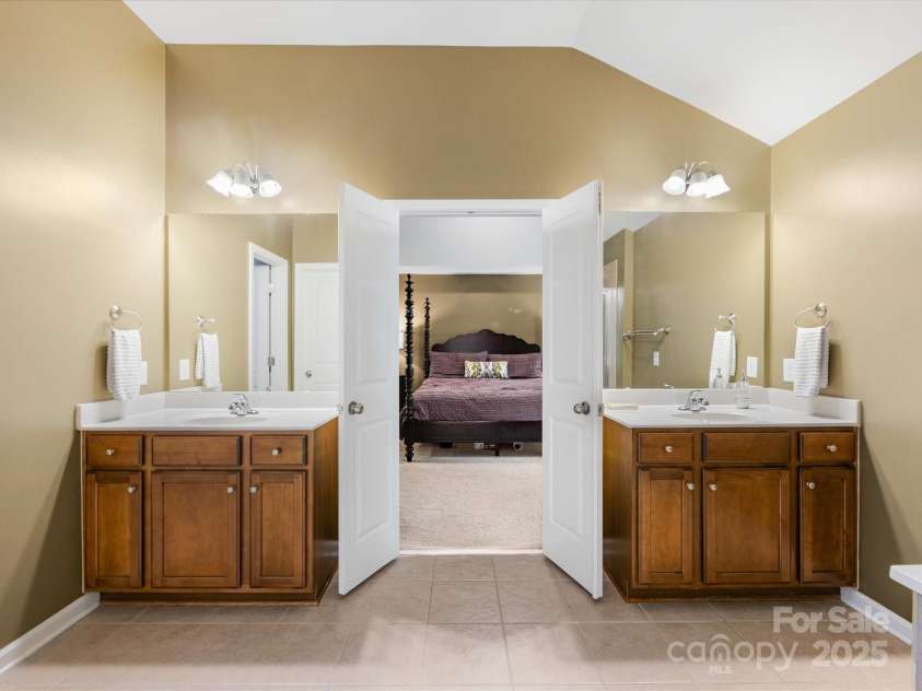 6619 Hermsley Road, Charlotte, NC 28278.  MLS# CAR4264114, YatesRealty ID 17234. Primary Bathroom Dual Vanities