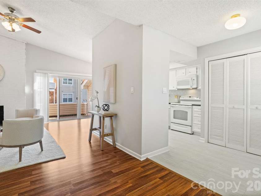 7801 Davinci Lane, Charlotte, NC 28226.  MLS# CAR4342654, YatesRealty ID 17238. Foyer