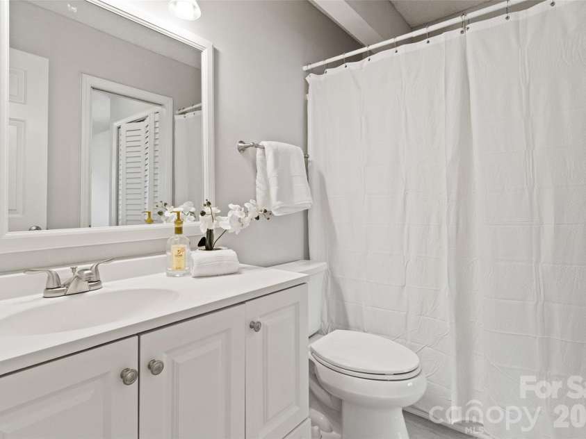 7801 Davinci Lane, Charlotte, NC 28226.  MLS# CAR4342654, YatesRealty ID 17238. Full Bathroom 2