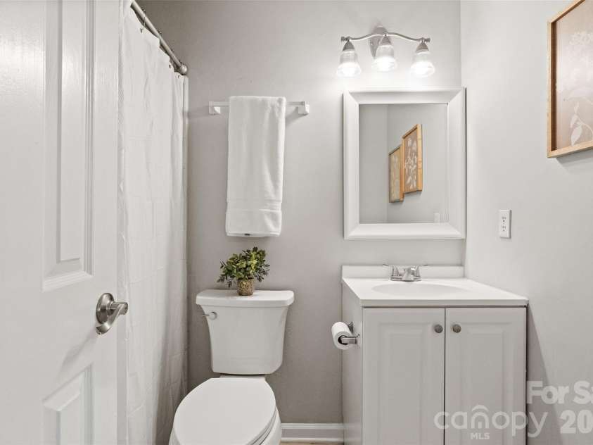 7801 Davinci Lane, Charlotte, NC 28226.  MLS# CAR4342654, YatesRealty ID 17238. Primary Bathroom