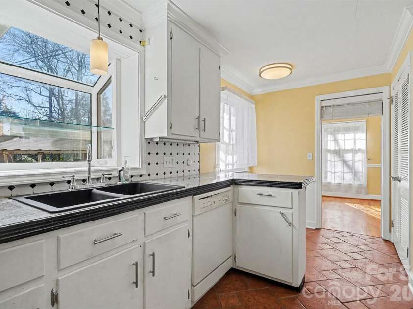 1215 Robinhood Circle, Charlotte, NC 28227.  MLS# CAR4331206, YatesRealty ID 17239. 