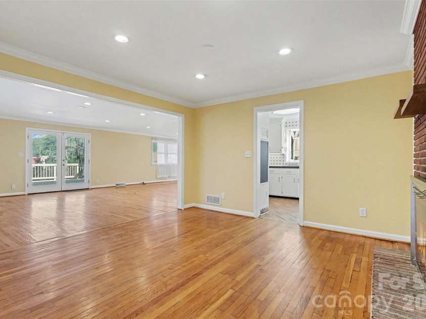 1215 Robinhood Circle, Charlotte, NC 28227.  MLS# CAR4331206, YatesRealty ID 17239. 