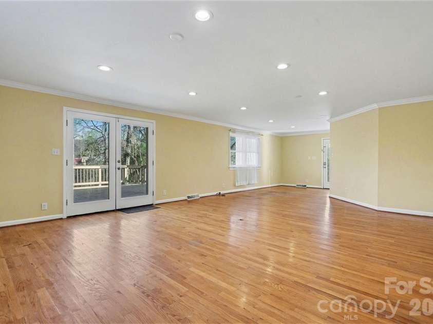 1215 Robinhood Circle, Charlotte, NC 28227.  MLS# CAR4331206, YatesRealty ID 17239. 