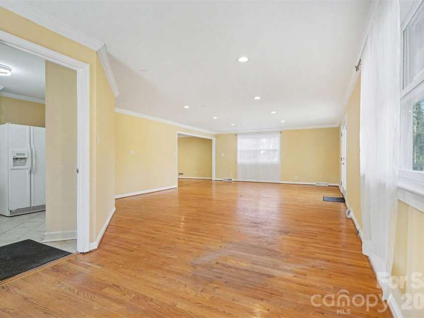 1215 Robinhood Circle, Charlotte, NC 28227.  MLS# CAR4331206, YatesRealty ID 17239. 
