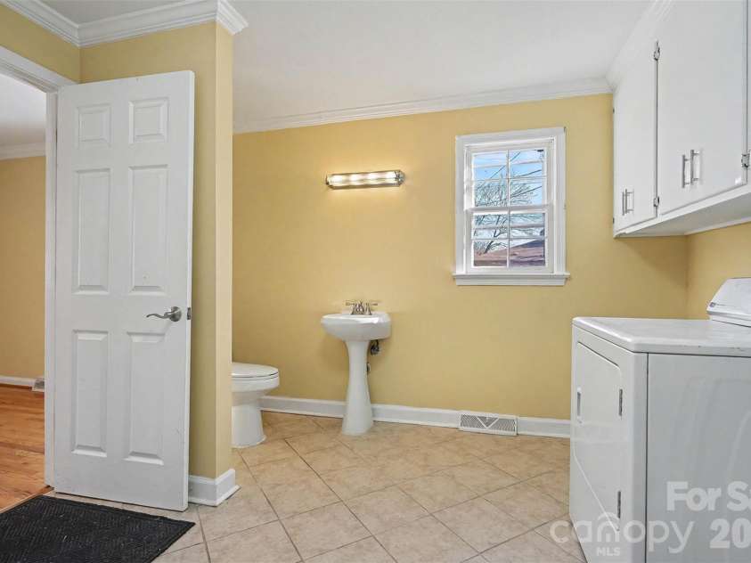 1215 Robinhood Circle, Charlotte, NC 28227.  MLS# CAR4331206, YatesRealty ID 17239. 