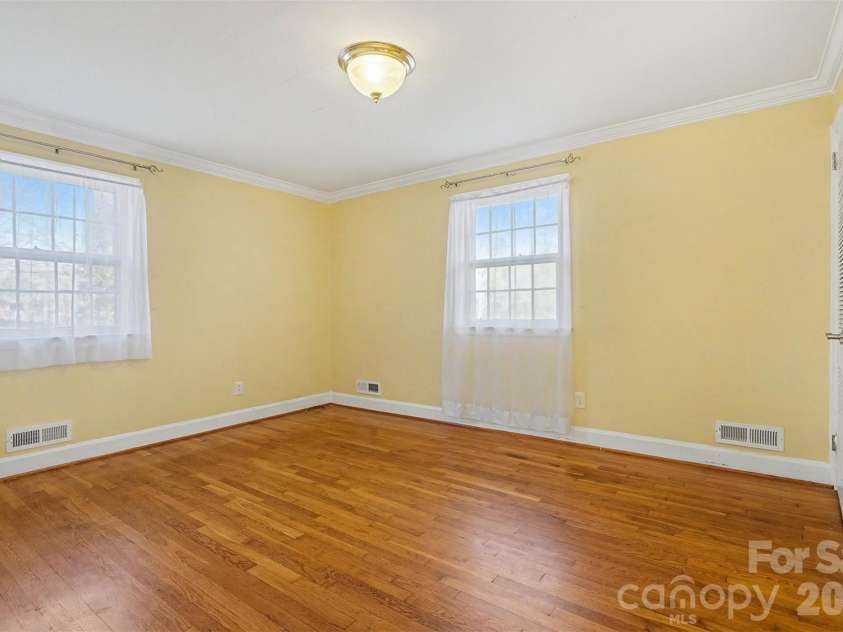 1215 Robinhood Circle, Charlotte, NC 28227.  MLS# CAR4331206, YatesRealty ID 17239. 