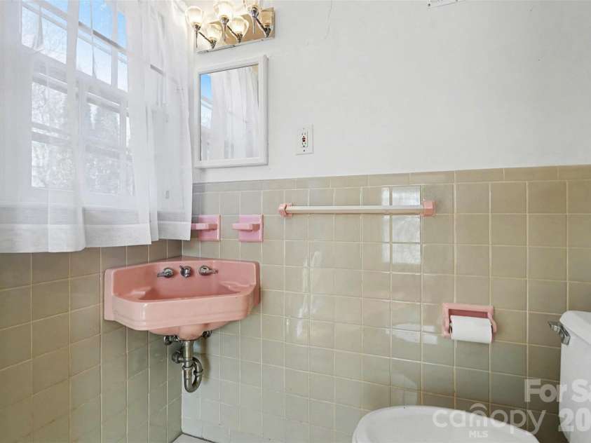 1215 Robinhood Circle, Charlotte, NC 28227.  MLS# CAR4331206, YatesRealty ID 17239. 