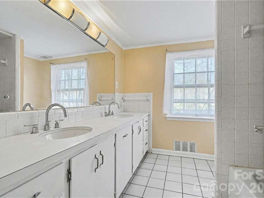 1215 Robinhood Circle, Charlotte, NC 28227.  MLS# CAR4331206, YatesRealty ID 17239. 