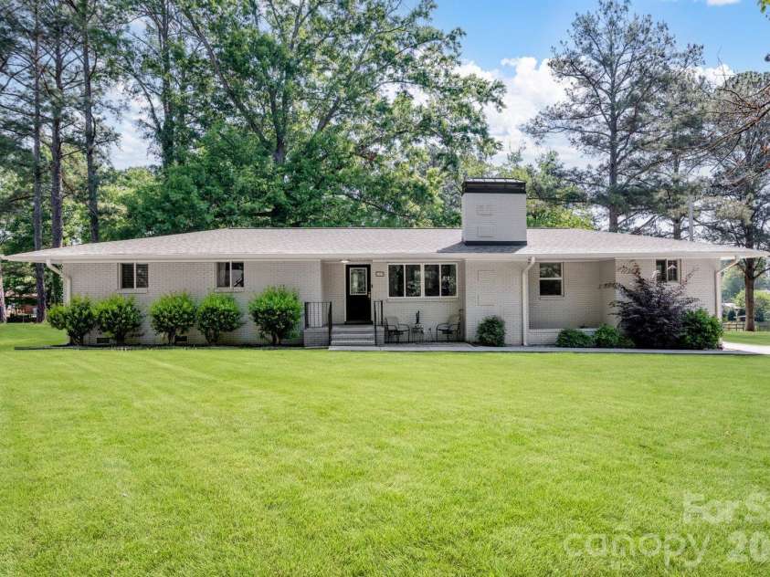 1405 Lakeview Drive, Pineville, NC 28134.  MLS# CAR4344159, YatesRealty ID 17241. 