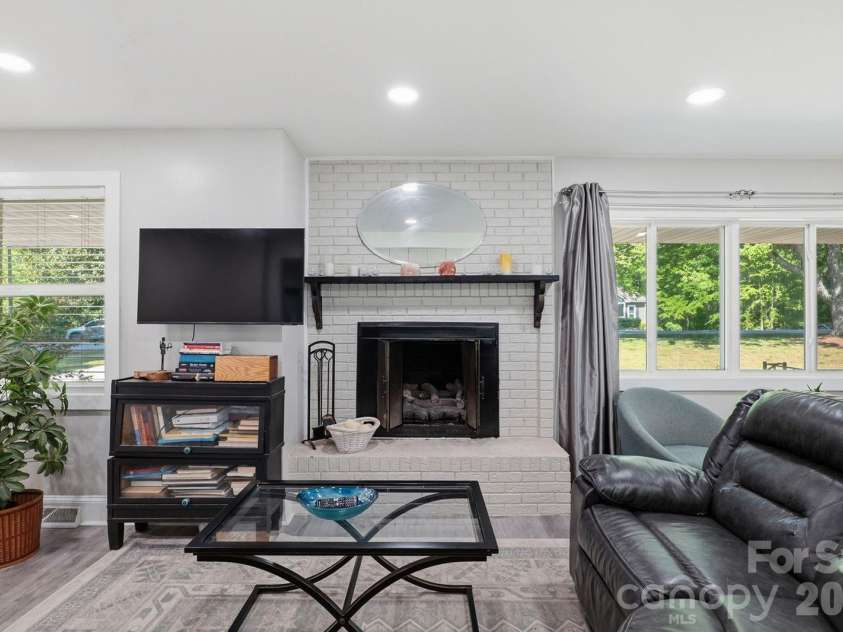 1405 Lakeview Drive, Pineville, NC 28134.  MLS# CAR4344159, YatesRealty ID 17241. 