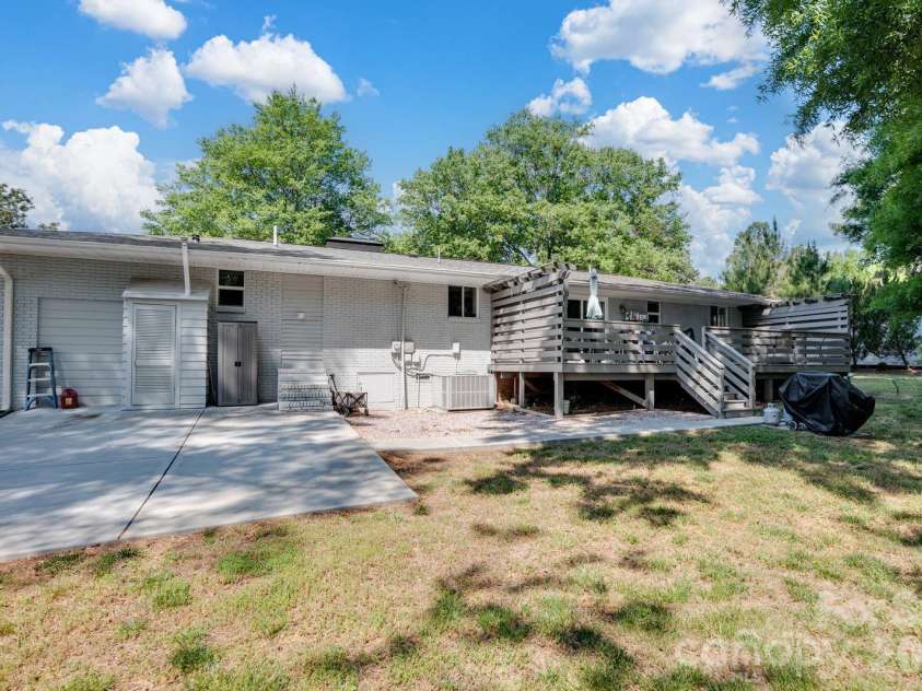 1405 Lakeview Drive, Pineville, NC 28134.  MLS# CAR4344159, YatesRealty ID 17241. 