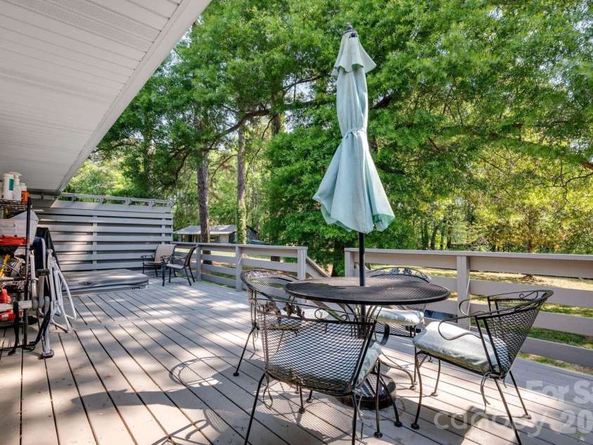 1405 Lakeview Drive, Pineville, NC 28134.  MLS# CAR4344159, YatesRealty ID 17241. 