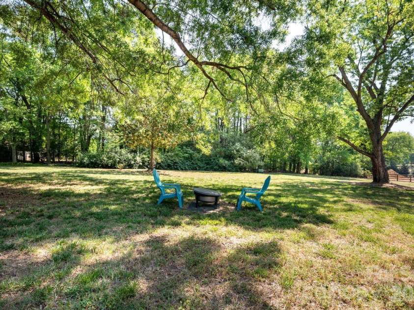 1405 Lakeview Drive, Pineville, NC 28134.  MLS# CAR4344159, YatesRealty ID 17241. 