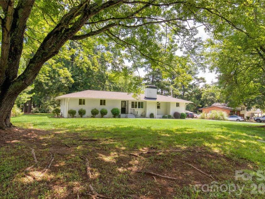 1405 Lakeview Drive, Pineville, NC 28134.  MLS# CAR4410731, YatesRealty ID 17241. 