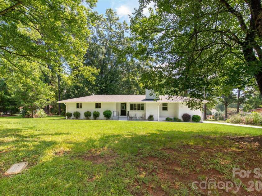 1405 Lakeview Drive, Pineville, NC 28134.  MLS# CAR4410731, YatesRealty ID 17241. 