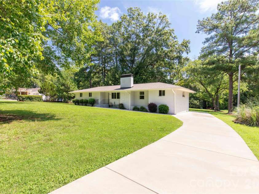 1405 Lakeview Drive, Pineville, NC 28134.  MLS# CAR4410731, YatesRealty ID 17241. 