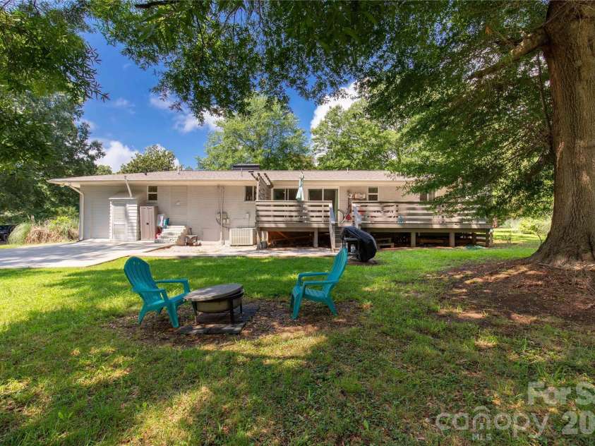 1405 Lakeview Drive, Pineville, NC 28134.  MLS# CAR4410731, YatesRealty ID 17241. 