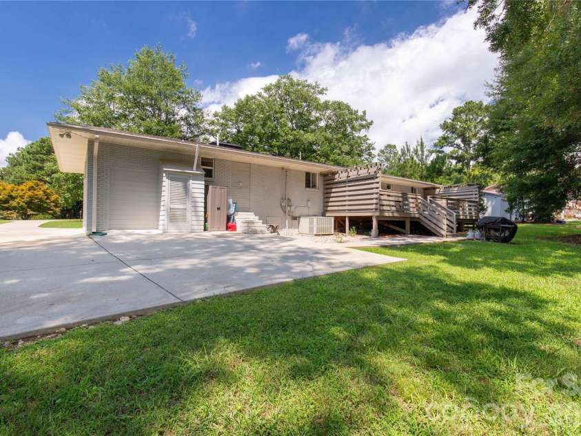 1405 Lakeview Drive, Pineville, NC 28134.  MLS# CAR4410731, YatesRealty ID 17241. 