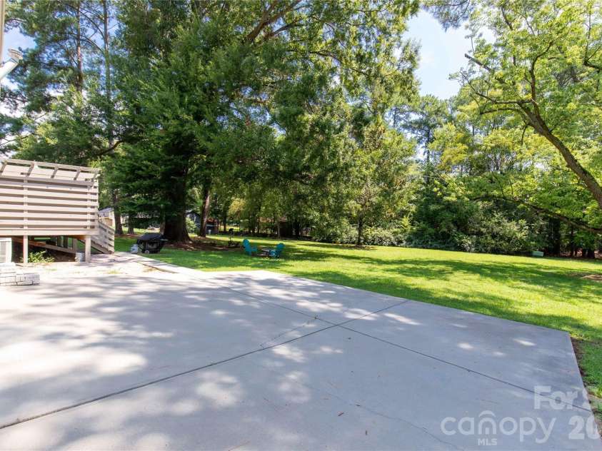1405 Lakeview Drive, Pineville, NC 28134.  MLS# CAR4410731, YatesRealty ID 17241. 