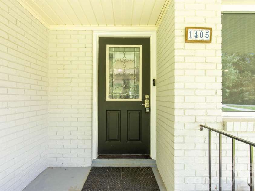 1405 Lakeview Drive, Pineville, NC 28134.  MLS# CAR4410731, YatesRealty ID 17241. 