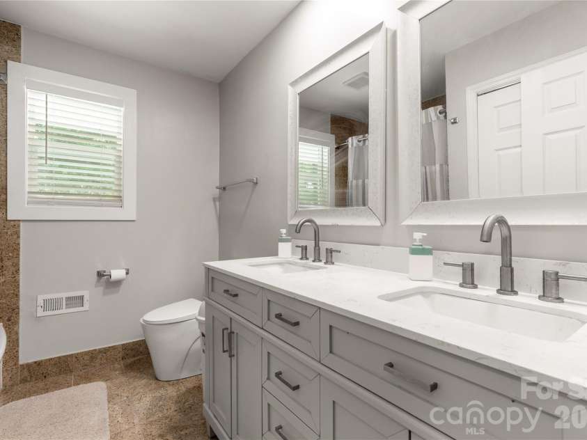 1405 Lakeview Drive, Pineville, NC 28134.  MLS# CAR4410731, YatesRealty ID 17241. 