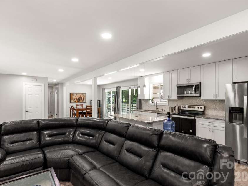 1405 Lakeview Drive, Pineville, NC 28134.  MLS# CAR4410731, YatesRealty ID 17241. 