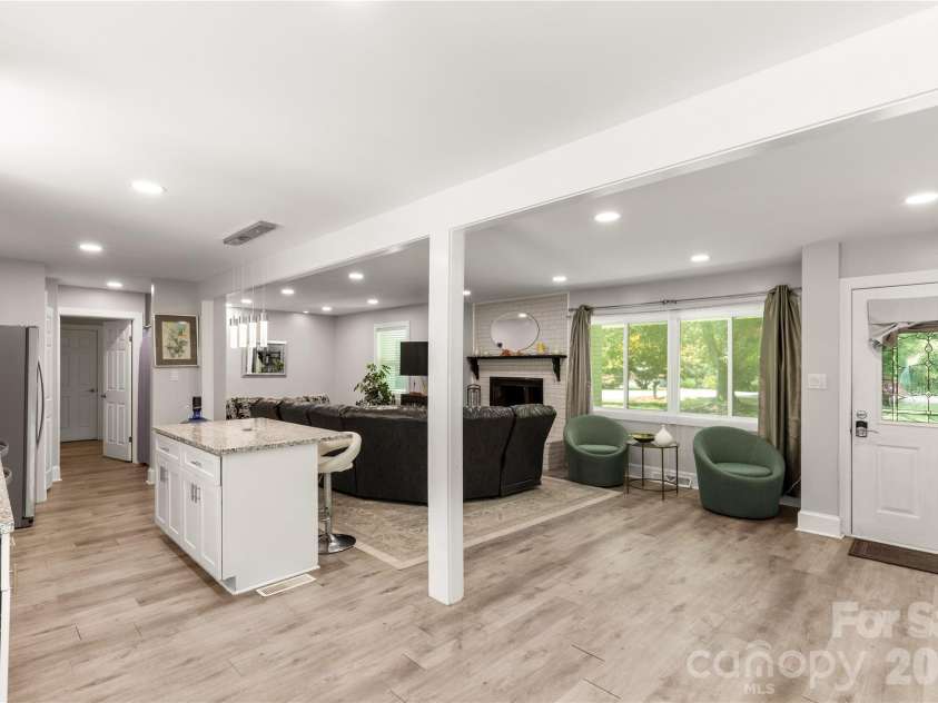 1405 Lakeview Drive, Pineville, NC 28134.  MLS# CAR4410731, YatesRealty ID 17241. 