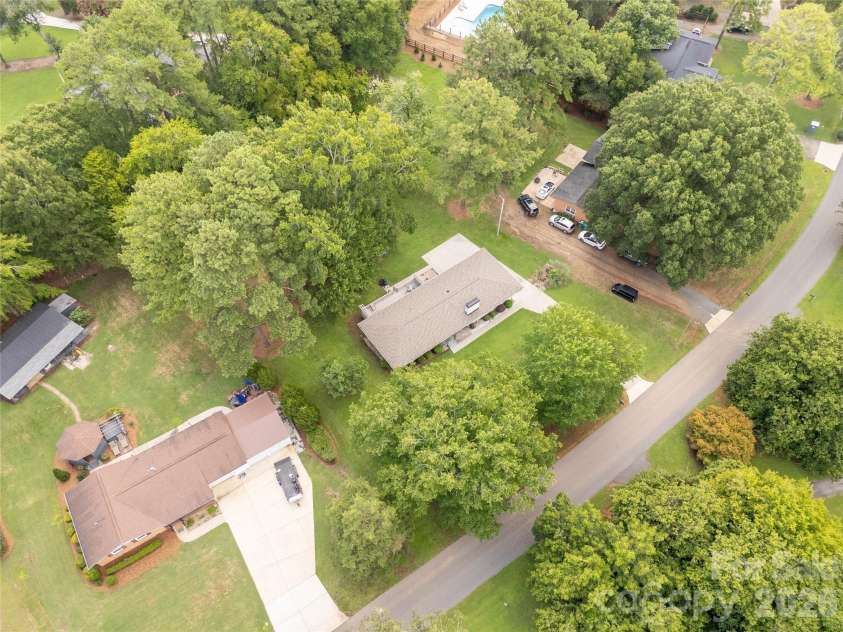 1405 Lakeview Drive, Pineville, NC 28134.  MLS# CAR4410731, YatesRealty ID 17241. 