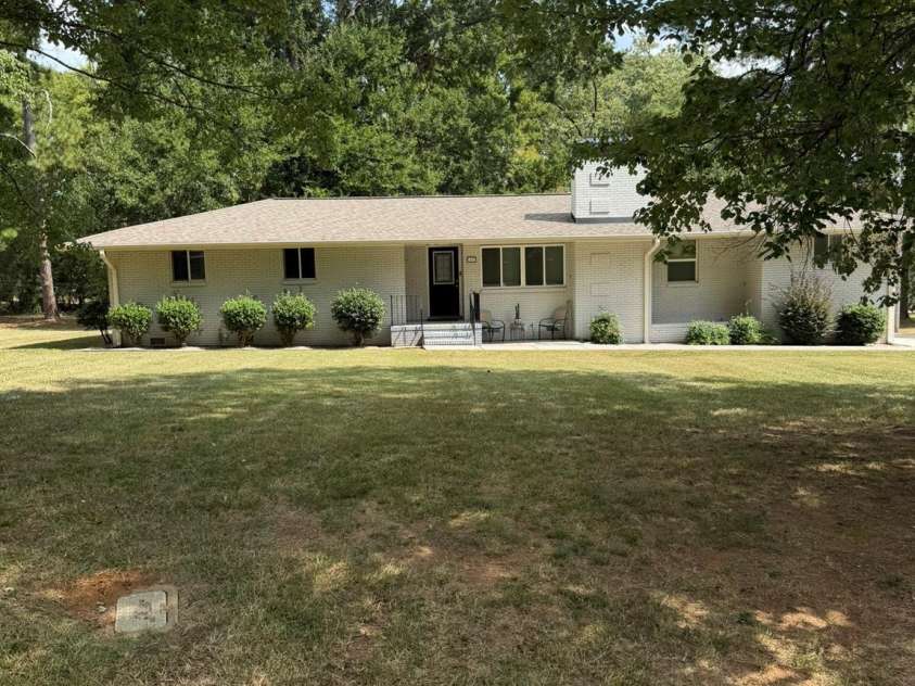 1405 Lakeview Drive, Pineville, NC 28134.  MLS# CAR4428621, YatesRealty ID 17241. 