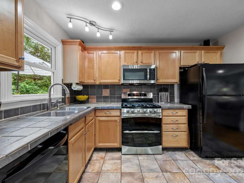 931 Indian Hill Road, Hendersonville, NC 28791.  MLS# CAR4258266, YatesRealty ID 17241. 