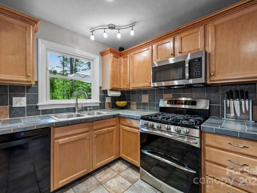 931 Indian Hill Road, Hendersonville, NC 28791.  MLS# CAR4258266, YatesRealty ID 17241. 