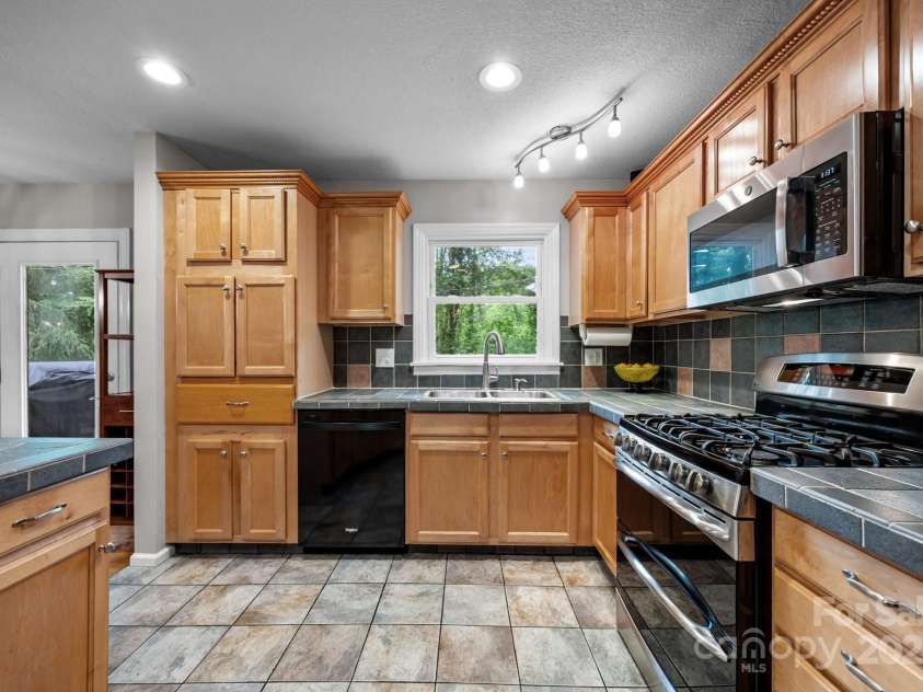 931 Indian Hill Road, Hendersonville, NC 28791.  MLS# CAR4258266, YatesRealty ID 17241. 