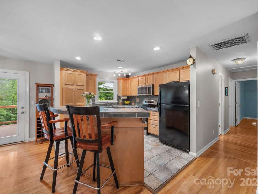 931 Indian Hill Road, Hendersonville, NC 28791.  MLS# CAR4258266, YatesRealty ID 17241. 