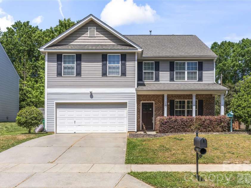 5602 Falkland Drive, Matthews, NC 28104.  MLS# CAR4371523, YatesRealty ID 17242. 