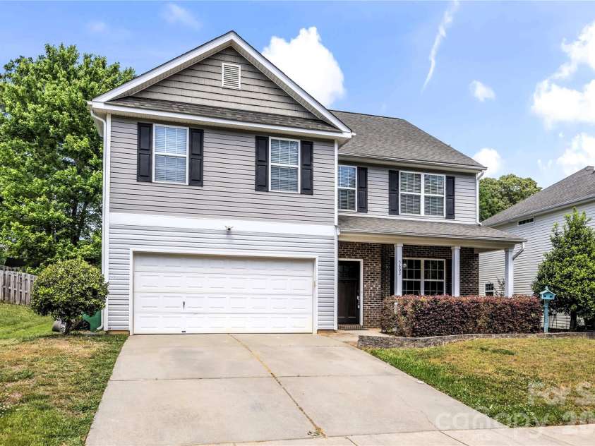5602 Falkland Drive, Matthews, NC 28104.  MLS# CAR4371523, YatesRealty ID 17242. 