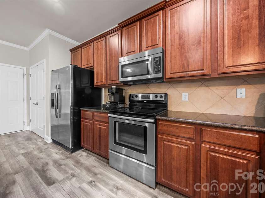 5602 Falkland Drive, Matthews, NC 28104.  MLS# CAR4371523, YatesRealty ID 17242. 