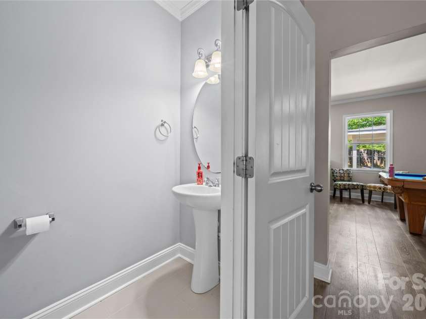 5602 Falkland Drive, Matthews, NC 28104.  MLS# CAR4371523, YatesRealty ID 17242. 