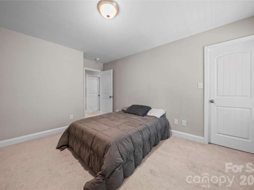 5602 Falkland Drive, Matthews, NC 28104.  MLS# CAR4371523, YatesRealty ID 17242. 